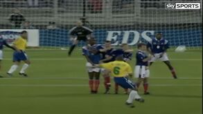 O livre de Roberto Carlos que ainda intriga 25 anos depois: eis a explicação científica para o golo