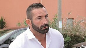 Marco 'Orelhas' barrica-se na casa de banho após amigos de Igor Silva entrarem no bar onde trabalha