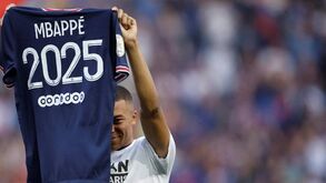 Macron admite que aconselhou Mbappé antes da renovação do avançado com o PSG