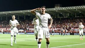 Corinthians de Vítor Pereira vence Atlético Goianiense e é líder do Brasileirão