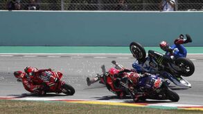 Impressionante: Nakagami cai no GP da Catalunha e vai de cabeça à roda traseira de Bagnaia