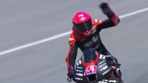 Aleix Espargaró achou que a corrida tinha terminado mas faltava uma volta: veja as imagens 