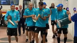 Pandeiretas, bombos e boa disposição: jogadores da seleção do Brasil em festa no Japão