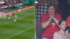 Cristiano Ronaldo bisou em poucos minutos e Dolores Aveiro emocionou-se na bancada