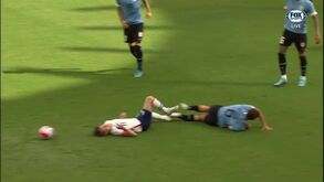 Insólito: Ugarte fica 'colado' a jogador norte-americano