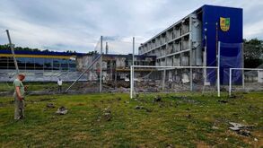 Malinovskyi mostra o estado em que ficou o centro de treinos do Metalist após ataques russos
