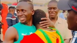 Emocionante: fã abraça e chora ao conhecer Sadio Mané