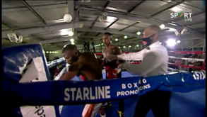 Boxeur sul-africano em coma induzido após situação surreal