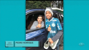 Abel Ferreira oferece sapatilhas a criança que estava descalça à porta do centro de treinos do Palmeiras