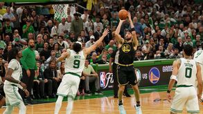 Warriors vencem em Boston e empatam a dois a final da NBA