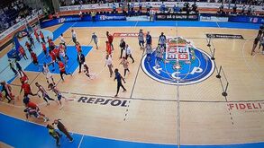 Confusão entre jogadores de Benfica e FC Porto no final do jogo no Dragão Arena