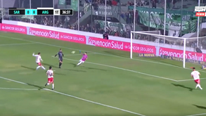 Aos 39 anos, ex-portista Lisandro López ainda faz maravilhas destas