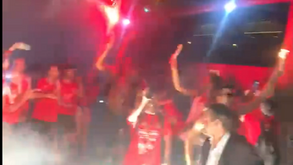 Pirotecnia na chegada da equipa de basquetebol do Benfica e o grande abraço de Rui Costa a Norberto Alves