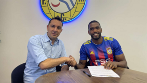 Evandro Brandão fica no Alverca para 2022/23
