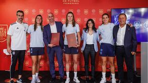 Seleções espanholas de futebol masculina e feminina com condições equiparadas