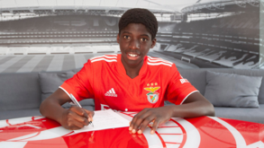 Daniel Banjaqui assina contrato de formação: «Daqui a 10 anos quero jogar na equipa principal do Benfica»