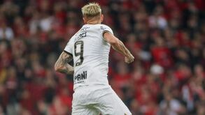 Jogador do Corinthians é expulso e Vítor Pereira 'vai aos arames': veja a reação do treinador português  