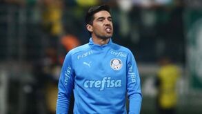 Treinador do Atlético-GO atira-se a Abel: «Chamou cego ao árbitro e desrespeitou o nosso país»