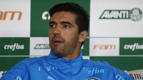 Treinador do Atlético-GO pede desculpas a Abel mas atira: «Assusta-me a forma como olha para o árbitro»