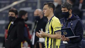 Futuro de Özil não preocupa o empresário: «É muito bom no Fortnite...»