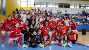 «E o Rui Costa é campeão!»: jogadoras de futsal do Benfica deram a taça ao presidente na Luz