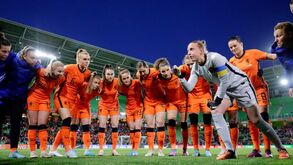Seleções de futebol masculina e feminina da Holanda com condições salariais iguais