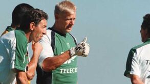 Uma contratação que não se esquece: Peter Schmeichel foi apresentado como reforço do Sporting há 23 anos