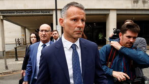 Ingleses avançam que Ryan Giggs renunciou ao cargo de selecionador do País de Gales