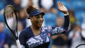Serena Williams vence no regresso após um ano sem competir