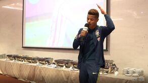Joga muito... mas canta mal: Quando David Neres foi praxado na seleção