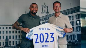 Kevin-Prince Boateng renova com o Hertha e promete 2023 kebabs... de borla
