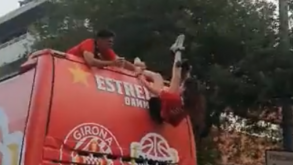 Jovem do Girona salva fotógrafa de tragédia na festa da subida de divisão