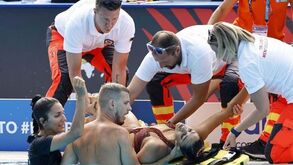 Susto nos Mundiais: nadadora norte-americana desmaia e é salva por treinadora