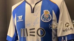 Cristian Tello mostra museu de casa e FC Porto não é esquecido