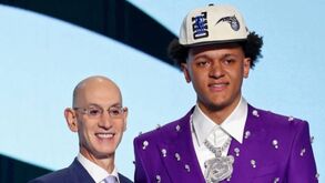 Primeira escolha do draft da NBA tem 19 anos, 2,08 metros e vai para Orlando
