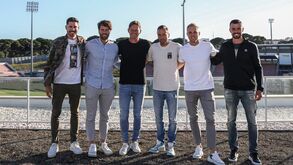 O primeiro dia de Roger Schmidt a trabalhar no Benfica: a reunião com a equipa técnica e o abraço a Rui Costa
