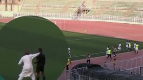 Surreal: presidente de clube invade relvado e dá murro em árbitro auxiliar