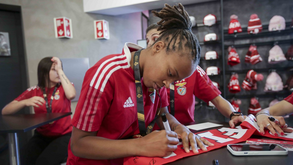 Jogadoras da equipa feminina de futsal do Benfica distribuíram autógrafos na Luz