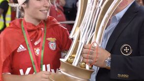 'Vice' com tatuagem polémica entregou ao Benfica a taça de campeão feminino de hóquei em patins