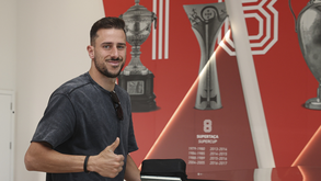 Benfica troca ano de conquista de uma Supertaça: o pormenor que salta à vista nas fotos do regresso ao Seixal