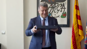 Barcelona apresenta a camisola alternativa para a nova época pelas mãos... de Laporta