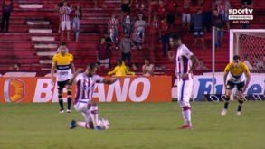 Insólito: brasileiro dá pontapé de saída com um toque com o... joelho