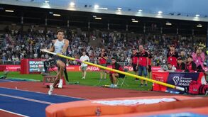 Duplantis volta a fazer história: sueco bate recorde mundial do salto com vara ao ar livre