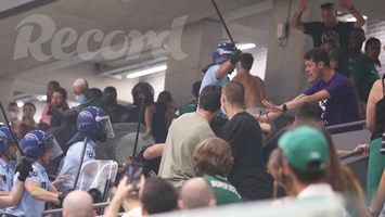 Polícia carregou sobre adeptos e claque do Sporting após o jogo de hóquei  com o Benfica - Vídeos - Jornal Record
