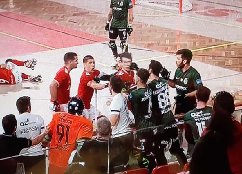 Polícia carregou sobre adeptos e claque do Sporting após o jogo de hóquei  com o Benfica - Vídeos - Jornal Record