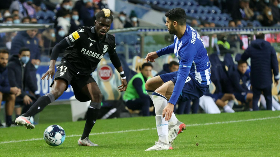 V. Guimarães tranquilo em relação à posição de lateral-direito