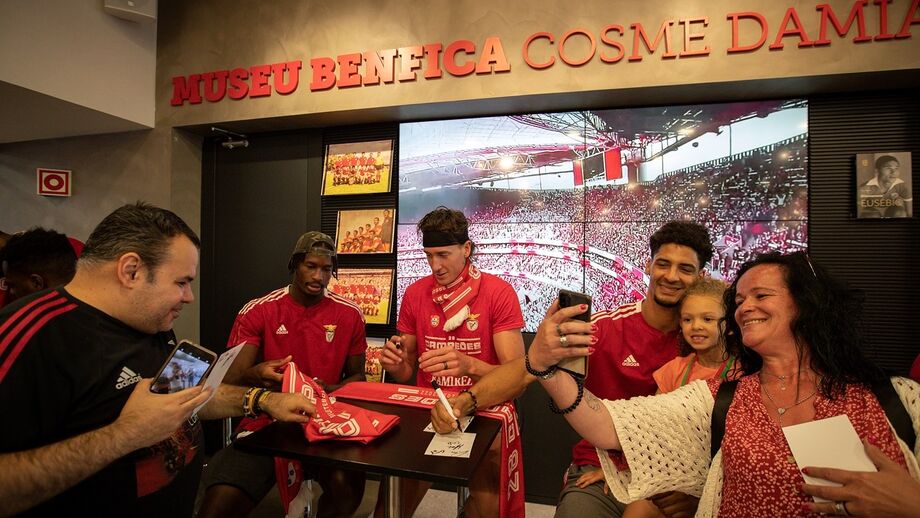 Campeão Benfica recebe banho de euforia na Luz