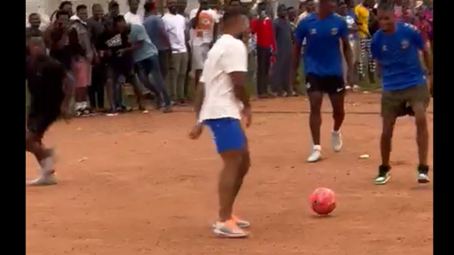 Holandês Memphis Depay está no Gana e deu show numa peladinha