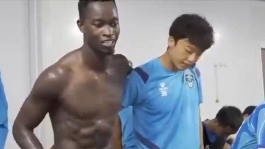 Zé Turbo falou da mãe no balneário do Nantong Zhiyun e recebeu... uma ovação