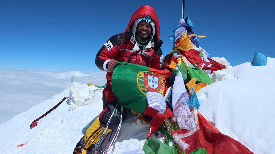 Pedro Queirós no topo do Mundo: alpinista tornou-se no 6.º português a chegar ao cume do Evereste